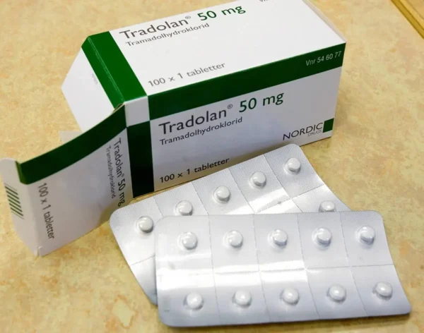 Æske med Tradolan tabletter på et bord