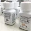 Flasker med receptpligtig oxycodon medicin på hylde