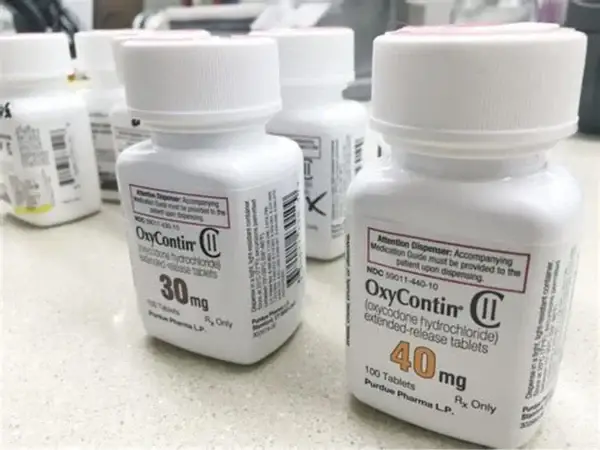 Flasker med receptpligtig oxycodon medicin på hylde